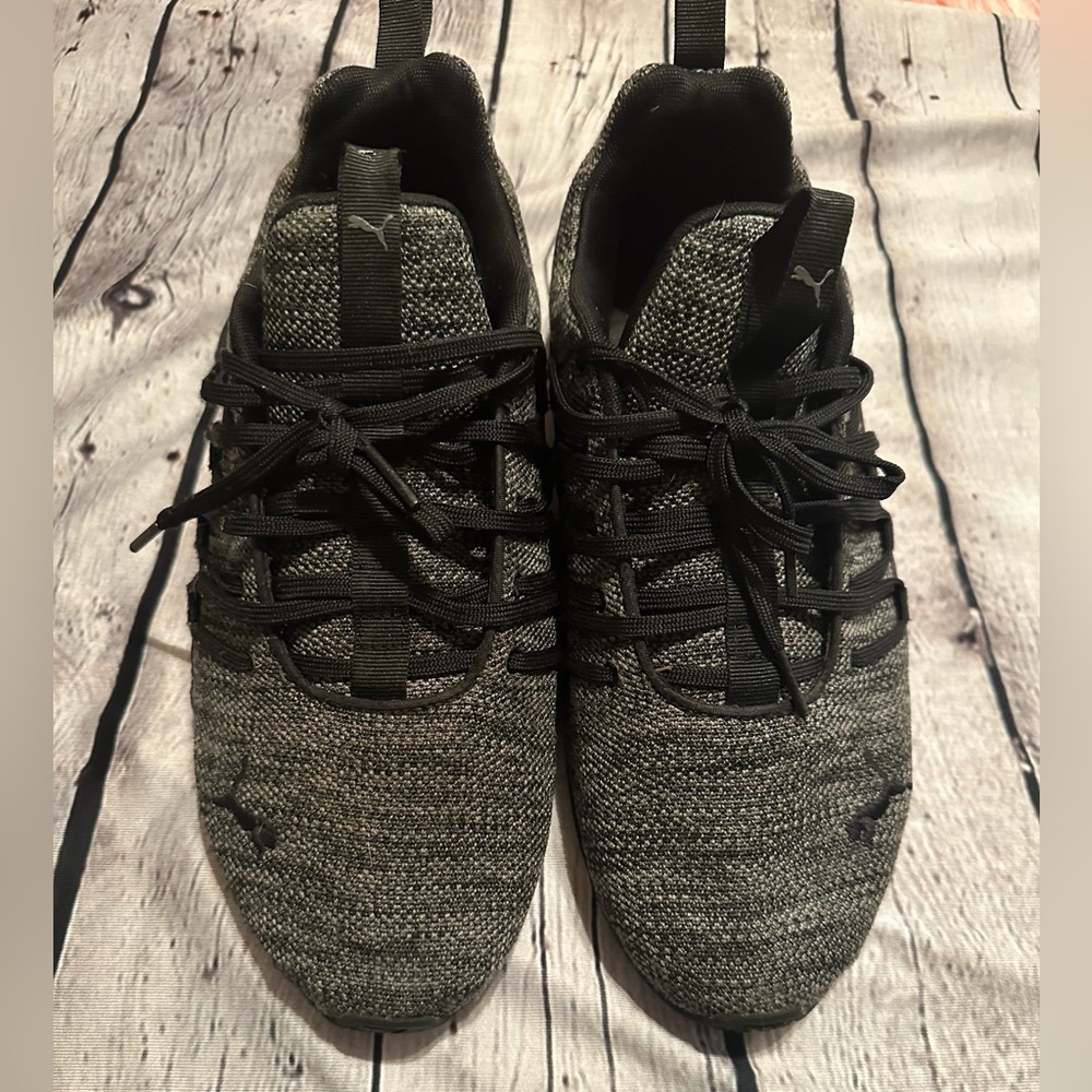 LIKE NEW Men’s Puma size 9 men’s